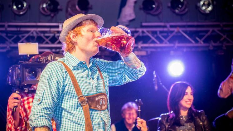 29920709-auf-dem-frankfurter-oktoberfest-begeisterte-ed-sheeran-seine-fans-1Zfe