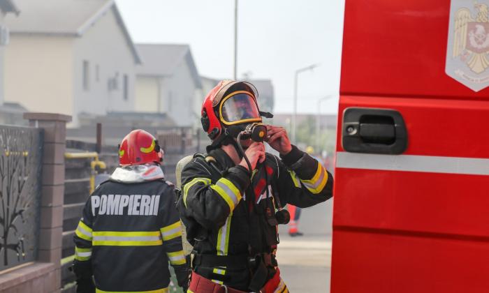 INCENDIU POMPIERI