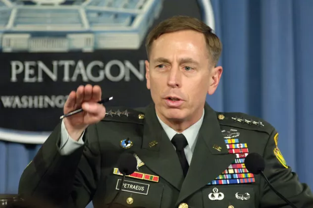 David-Petraeus-reporters-view-Pentagon-Iraq-military-2007