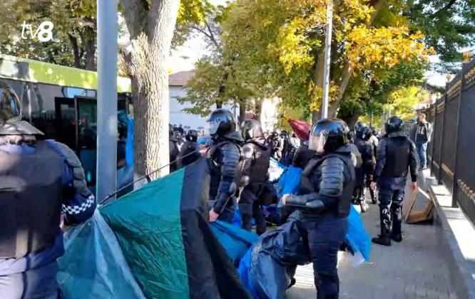 evacuare forțată a corturilor poliția