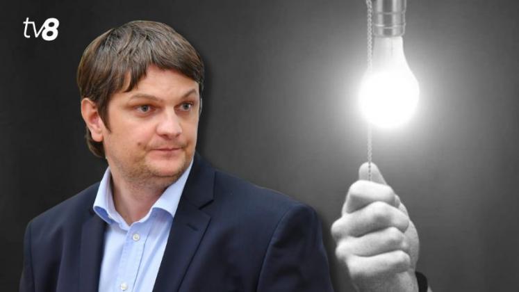Andrei Spînu și un bec
