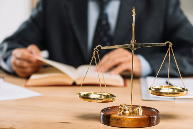 justiție avocat