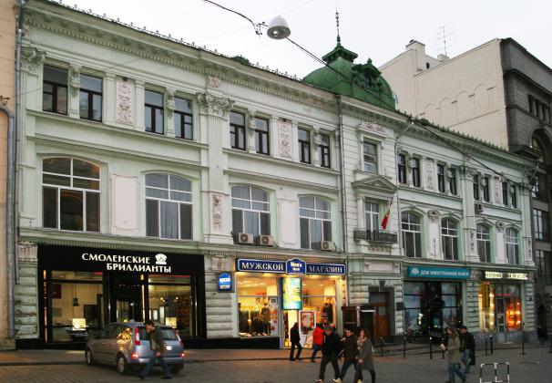 Moscow_Kuznetsky_Most_Street_18_left