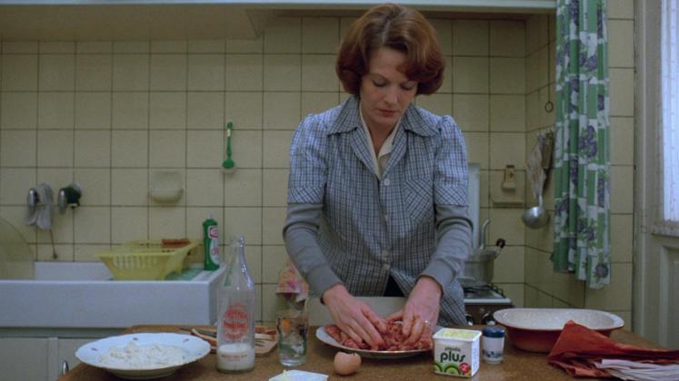 jeanne-dielman-23-commerce-quay-1080-brussels-1975-delphine-seyrig-preparing-meat