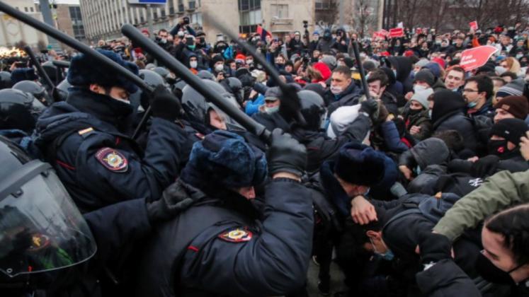 rusia-noi-proteste-impotriva-lui-putin-sustinatorii-lui-navalnii-in-strada-la-13-grade-celsius-162863-1612087671