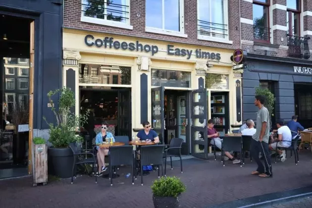 image-2023-02-10-26074528-41-cafenea-care-vinde-marijuana-amsterdam