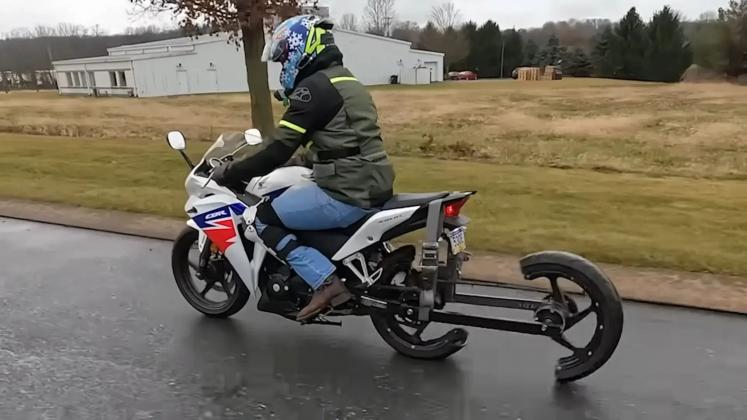 motocicleta cu semi roti