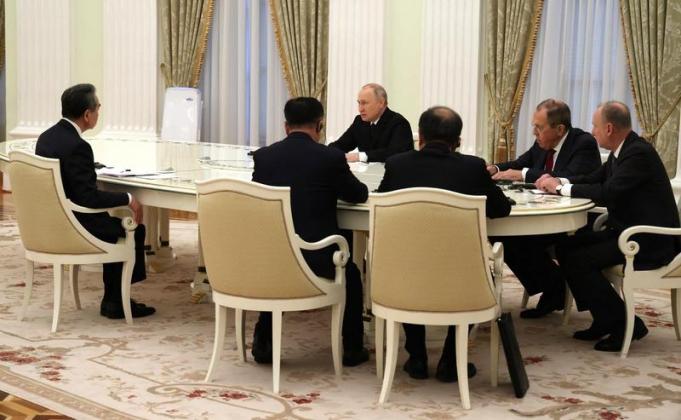 image-2023-02-22-26100426-41-presedintele-rus-vladimir-putin-intalnit-seful-diplomatiei-chineze-wang-moscova