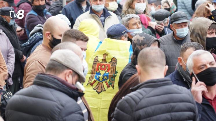 drapel moldova protest oameni