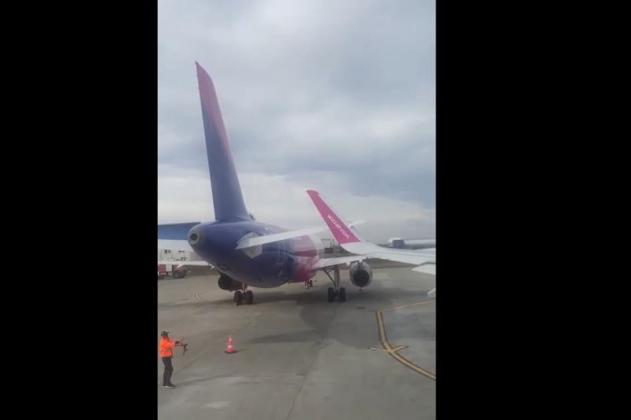 image-2023-03-14-26139286-41-momentul-cand-doua-avioane-wizz-ciocnesc-aeroportul-din-suceava