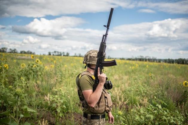 image-2023-04-20-26216125-41-soldat-ucrainean-intr-lan-floarea-soarelui-din-regiunea-harkov