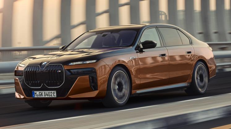 New-2023-BMW-i7-M70-xDrive_52