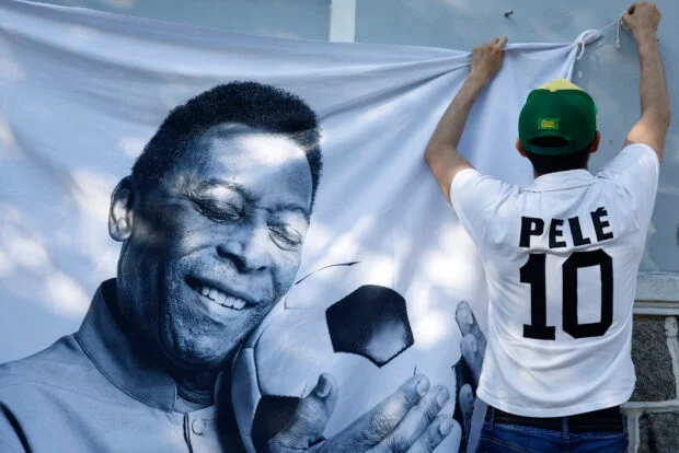 2023-04-26T210008Z_2_LYNXMPEJ3P0WX_RTROPTP_4_SOCCER-PELE-WAKE-620x414