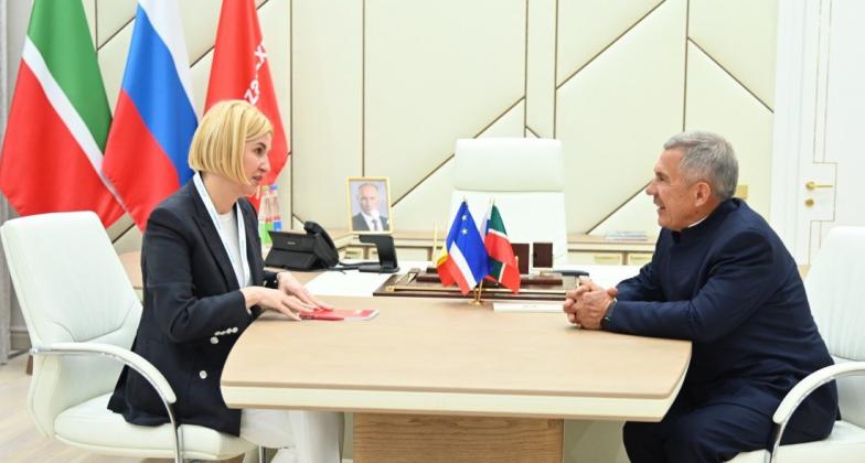 Irina Vlah și președintele republicii Tatarstan Rustam Minnihanov,