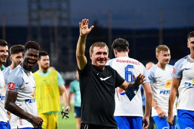Gheorghe Hagi si jucatorii echipei Farul Constanta