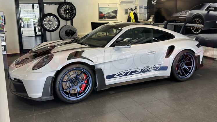 Porsche-911-GT3-RS-showroom_0