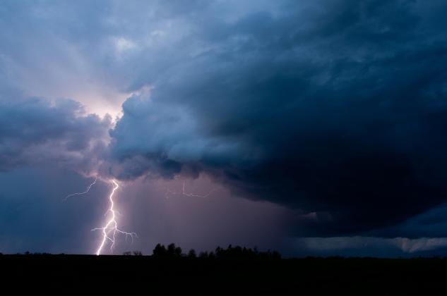 furtună meteo ploi fulger