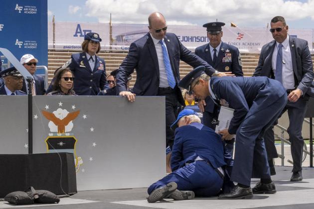 image-2023-06-1-26306276-41-joe-biden-cazut-scena-dupa-impiedicat-sac