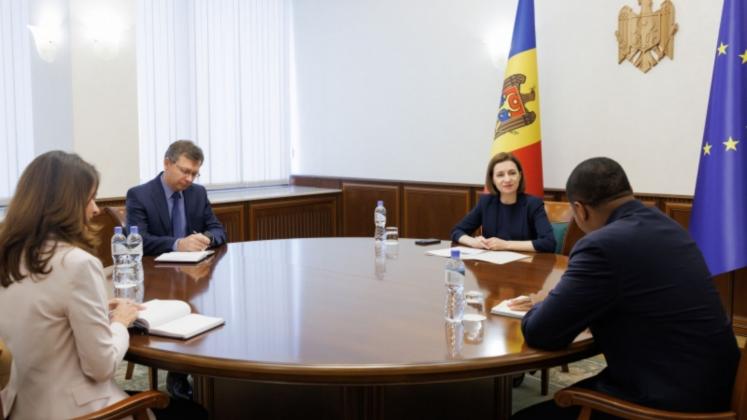 Șefa statului s-a întâlnit astăzi cu Reprezentantul permanent al Fondului Monetar Internațional (FMI) în Moldova, Rodgers Chawani, care își încheie mandatul, și cu noua reprezentantă a FMI în țara