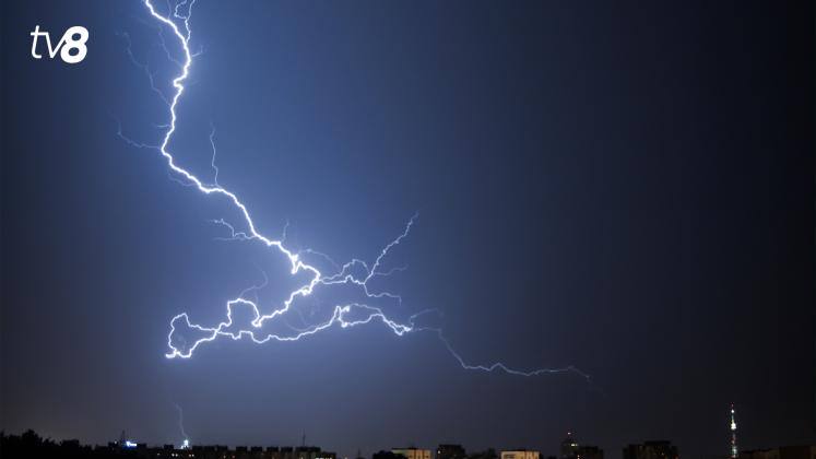 Fulger furtuna ploi meteo 