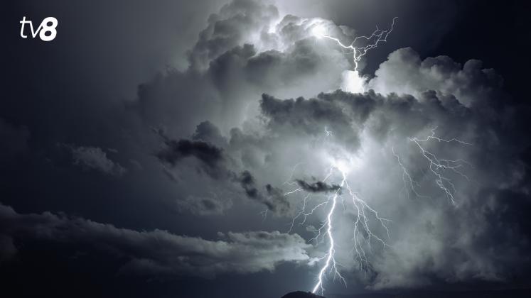 Fulger furtuna ploi meteo