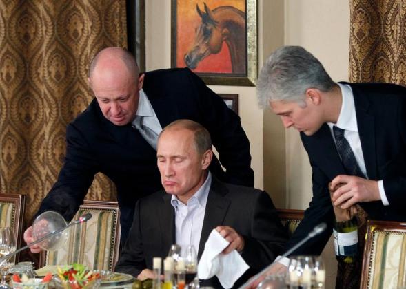 image-2022-10-27-25868110-41-evgheni-prigojin-stanga-alaturi-putin-2011