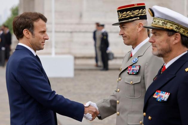 image-2023-06-27-26361019-41-presedintele-emmanuel-macron-alaturi-generali-francezi