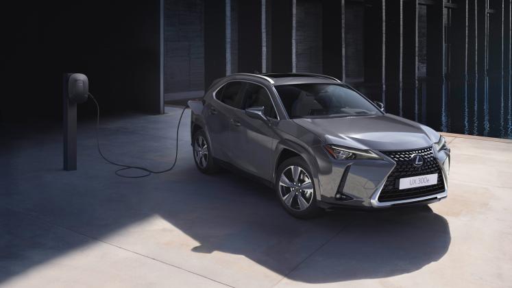New-2023-Lexus-UX-300e_10