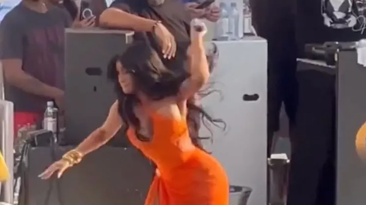 Cardi-B-throws-microphone