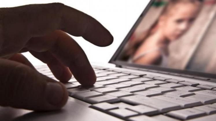 Distribuiau-pornografie-infantila-pe-internet-Ce-pedeapsa-risca-suspectii-63585-1573195777
