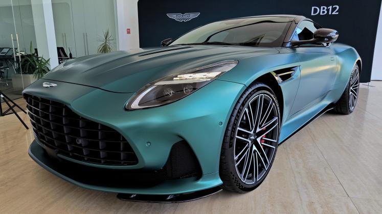 Aston-Martin-DB12