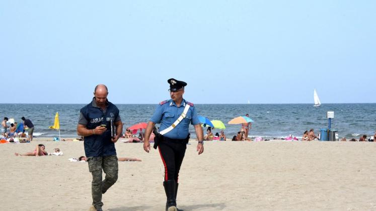 carabinieri mare spiaggia lapresse