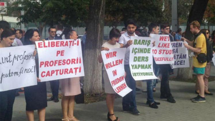 Profesori expulzați