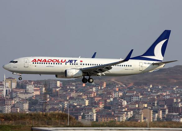 AnadoluJet_Boeing_737-800_landing_at_Sabiha_Gökçen_International_Airport