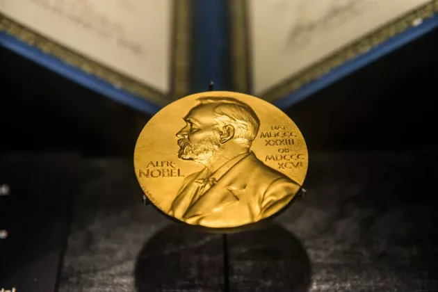 side-physics-medals-chemistry-Nobel-Prize-literature