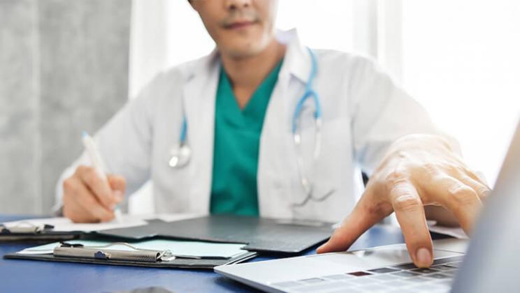 doctor-desk-laptop_SLR18186_935844324_is_780x440
