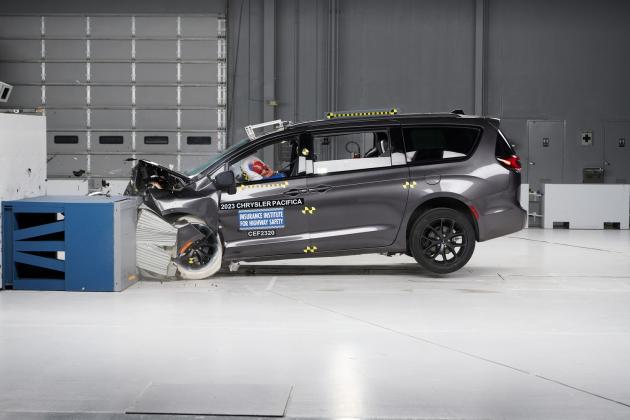 Chrysler-Pacifica-IIHS-2023_0