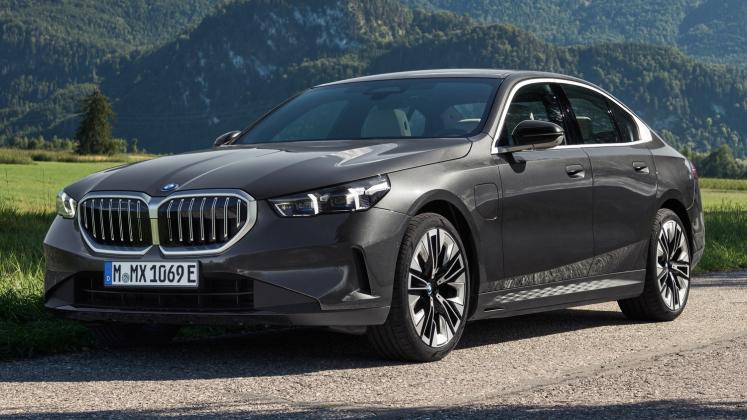 New-2023-BMW-530e-Sedan_29