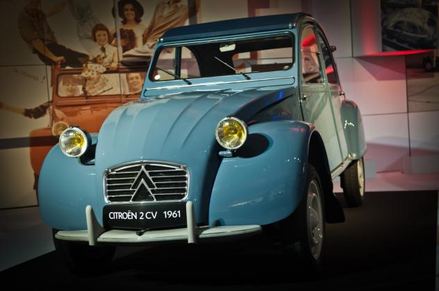 2-CV-Mondial-de-Paris-stand-Citroen-Heritage