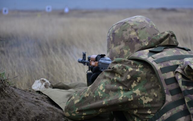 exercitii-militare-soldat-roman-poligon-mitraliera-640x400