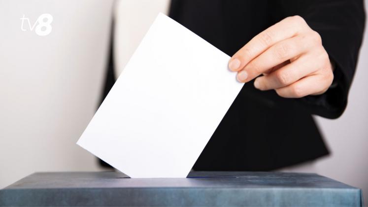 votează