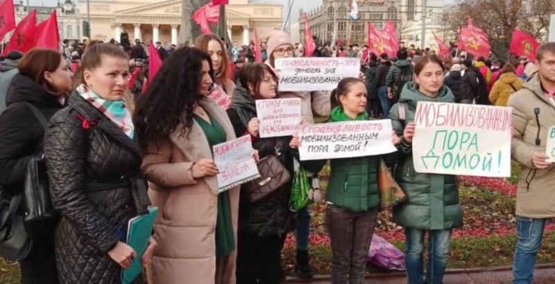 image-2023-11-9-26671383-41-femei-din-moscova-protest-5-minute-pentru-intoarcerea-acasa-barbatilor-front