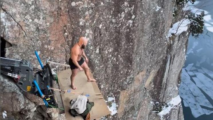 /VIDEO/ Săritură „nebunească”: Un norvegian a bătut recordul mondial la „Death Diving”. De la ce înălțime a sărit în apă