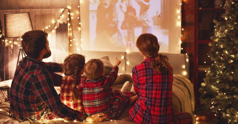 23088-family-chirstmas-movie-night-gettyimages-evge