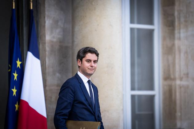 image-2024-01-9-26809610-0-gabriel-attal-pus-emmanuel-macron-drept-noul-sef-guvernului-francez
