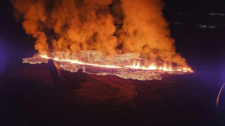 240114103826-01-iceland-volcano-eruption-01-14-2024-grindavik