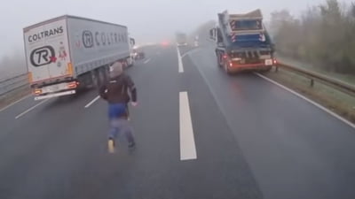 Momentul-teribil---n-care-un---ofer-de-camion-intervine-spectaculos-pentru-a---i-salva-un-coleg-de-la-moarte-sigur----font-color--red--VIDEO--font-