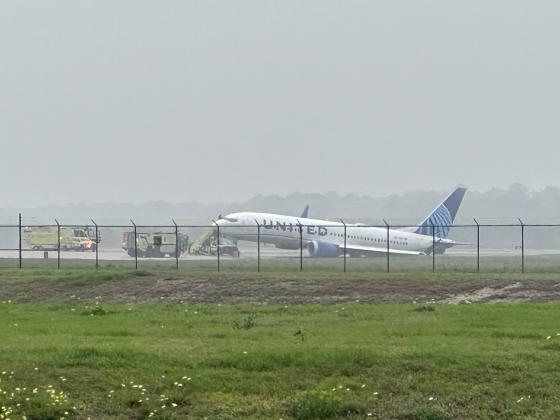 United-Airlines-Boeing-737-MAX-8-suffers-left-main-gear-collapse-during-landing-Houston-Airport