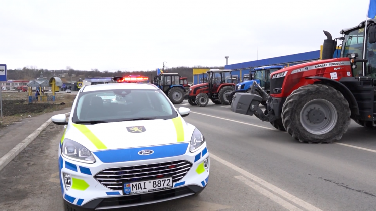 n611096v7_PROTEST FERMIERI.mxf.00_00_49_11.Still001