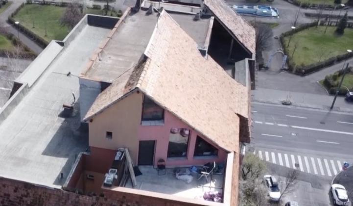 barbat-construit-casa-acoperis-bloc-brasov-proprietar-avize-893892